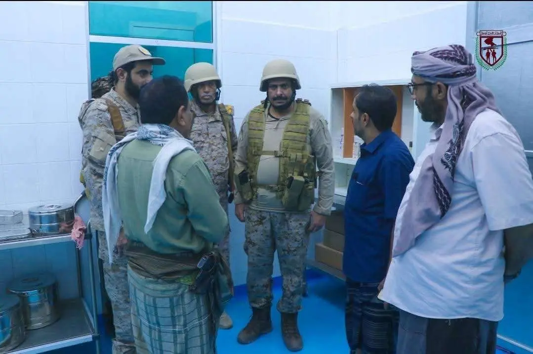 القائد العام لقوات دفاع شبوة يتفقد مستشفيات عين وحريب وعسيلان ويؤكد دعم القطاع الصحي لخدمة جبهات القتال