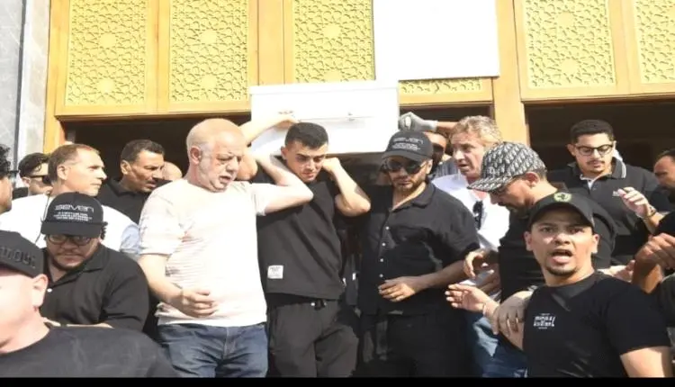 تامر حسني يحمل نعش والده والتأثر على ملامحه.. وقرا...