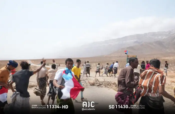 شباب الغضب يغلق مدخل قلنسية لمنع دخول لجنة المجلس...