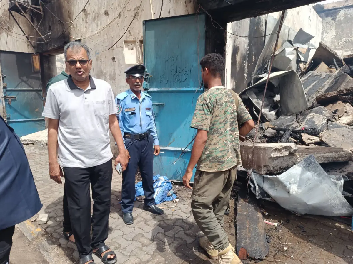 مدير عام مديرية المعلا ينزل إلى موقع الحريق في الدكة ويطلع على أسبابه ويوجه باتخاذ الإجراءات اللازمة