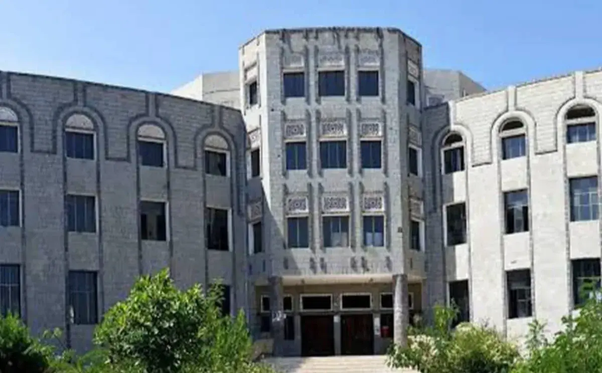 طالبات السكن الجامعي بجامعة تعز يطالبن بإلغاء قرار...
