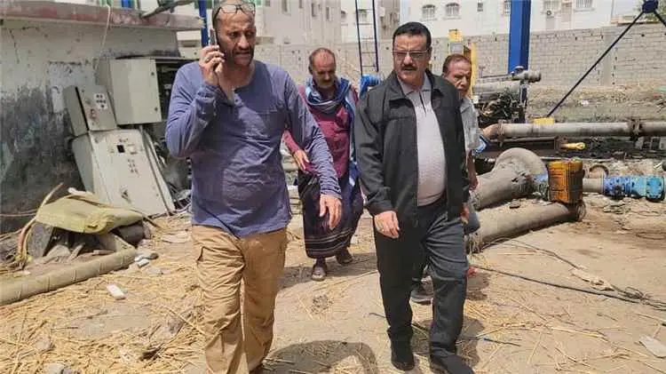 مدير عام البريقة يوجه بمعالجة طفح مياه الصرف الصحي...