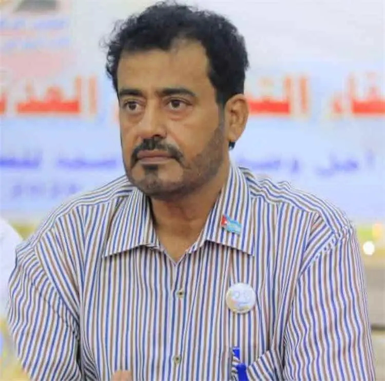 الحميقاني يدعو إلى إزالة جميع الشعارات والرايات غير الرسمية وترسيخ سيادة الدولة