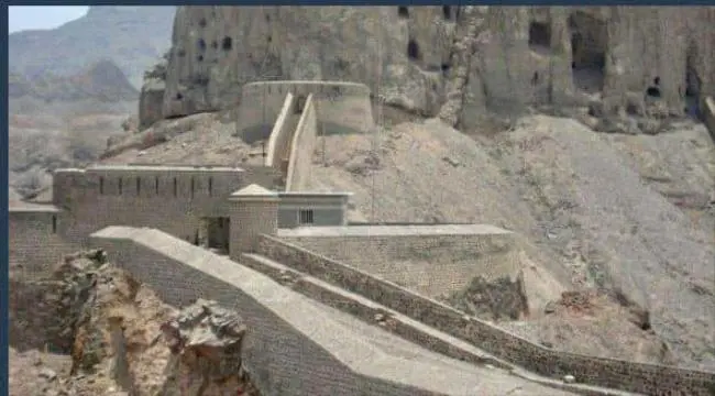 قلعة الغدير التاريخية في البريقة.. معلم يحرس مدخل...