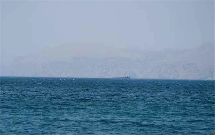 هجوم جديد في مضيق هرمز.. مقذوف يصيب ناقلة غاز ويعطلها قبالة سواحل عُمان