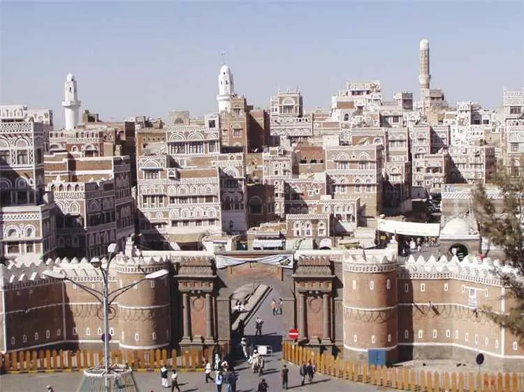 صنعاء تترقب.. اختفاء قيادات حو_ثية وتحركات أمنية تثير قلق السكان