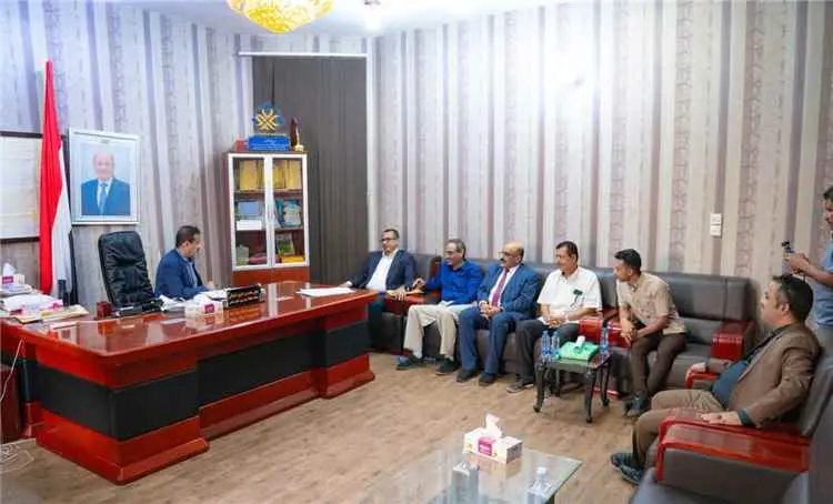المحافظ بن الوزير يبحث مع فريق من وزارة التعليم الفني وعمادة كلية مجتمع شبوة مشروع تجهيز المعامل