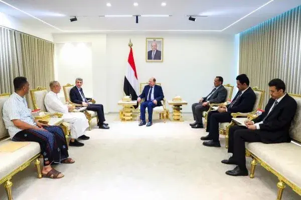 رئيس الحكومة اليمنية يؤكد أن القطاع الخاص شريك أساسي في تحقيق التعافي الاقتصادي