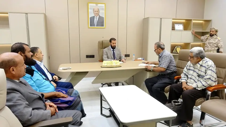 محافظ أبين يؤكد أهمية تحسين جودة الأداء الصحي والارتقاء بالمظهر الجمالي ويناقش وضع قطاع الاتصالات