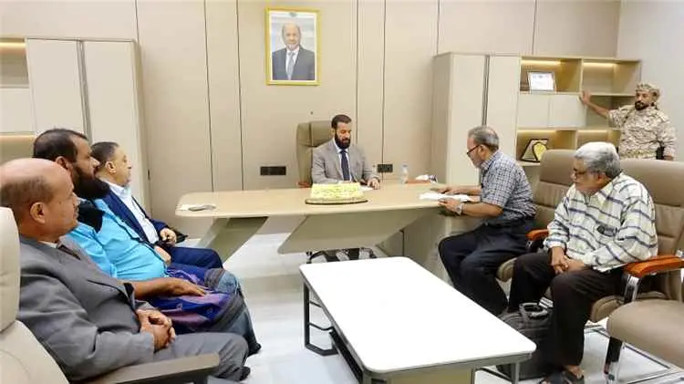 محافظ أبين يؤكد أهمية تحسين جودة الأداء الصحي والارتقاء بالمظهر الجمالي ويناقش وضع قطاع الاتصالات