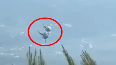 بالفيديو.. تصادم مروحيتين خلال عمليات إخماد الحرائ...