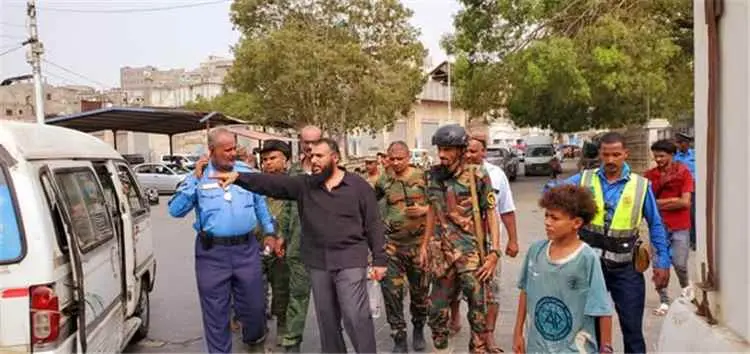 بحضور قيادة السلطة المحلية والأمنية: شرطة المرور تُنفّذ حملة واسعة لرفع السيارات التهالكة والمهملة من شوارع التواهي