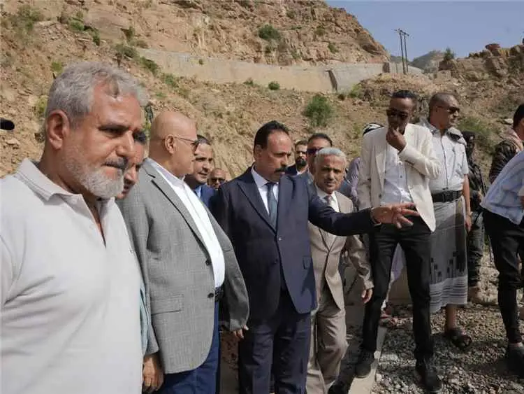 وزير الأشغال ومحافظ تعز يتفقدان الأعمال الختامية لمشروع إعادة تأهيل وصيانة طريق هيجة العبد الرابط بين تعز ولحج