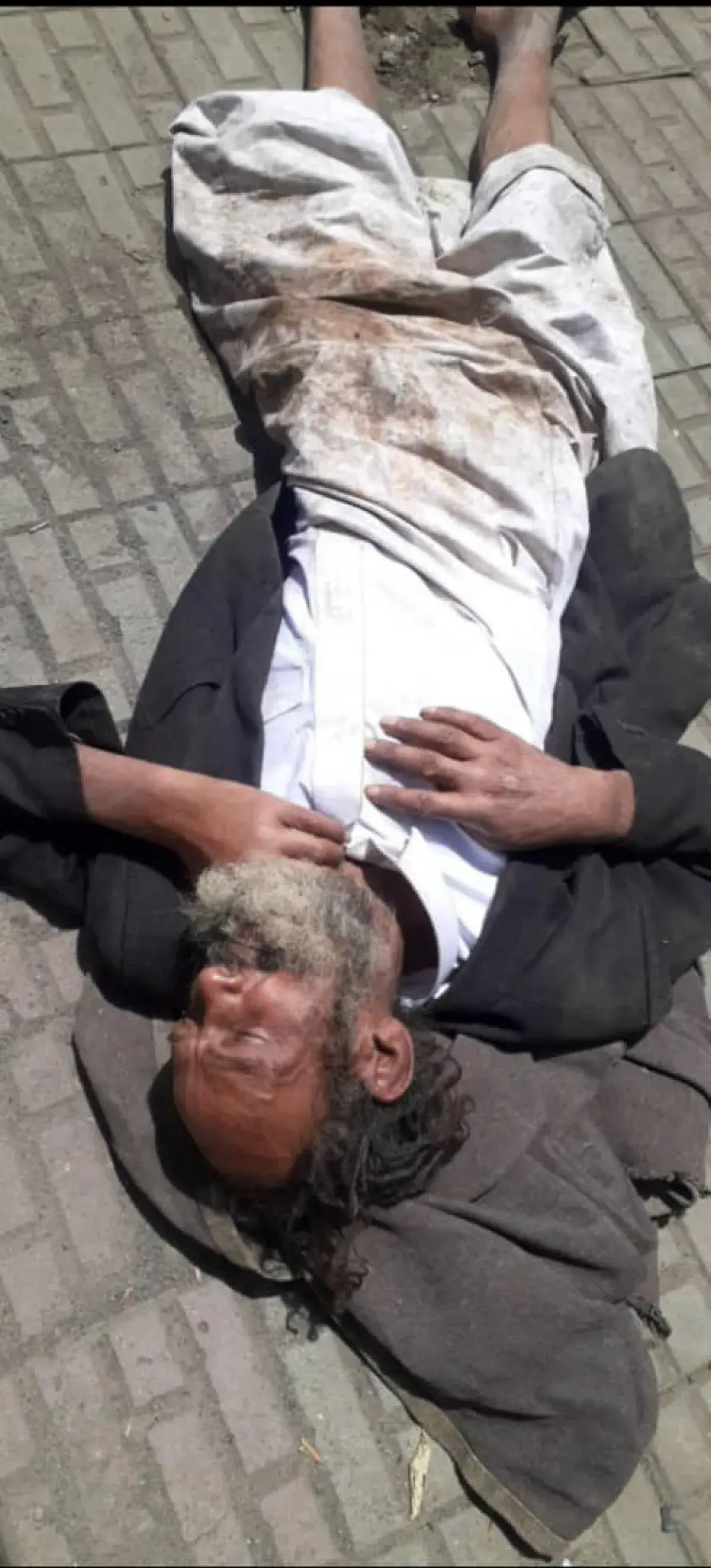 رصيف الموت في إب.. مسن يفترش الأسفلت للأسبوع الثان...