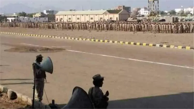 المنطقة العسكرية الرابعة.. جنود على خطوط الواجب ورواتب عالقة بين الوعود والتهميش