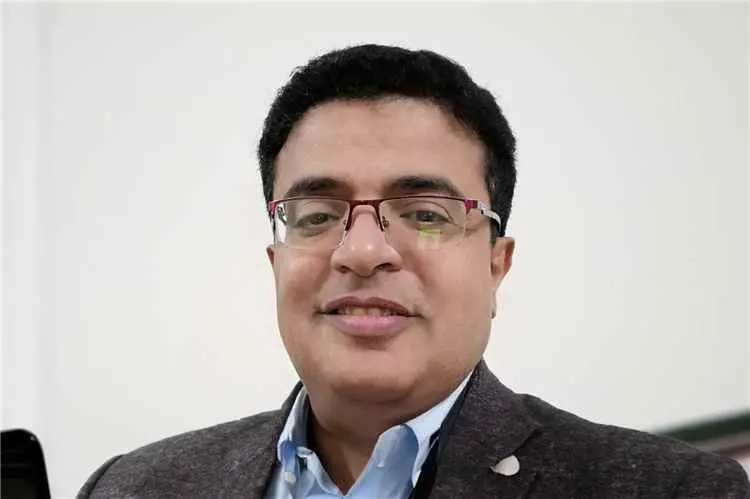 قيزان: إعادة هيكلة مجلس القيادة خيار لا مفر منه لض...