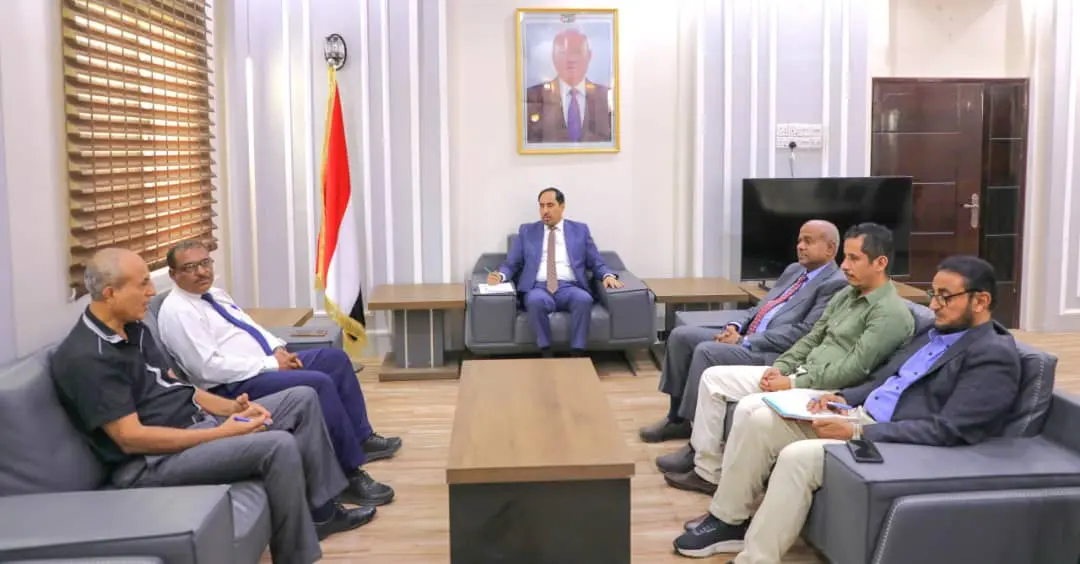 وزير الشباب والرياضة يلتقي عمادة كلية ردفان الجامع...