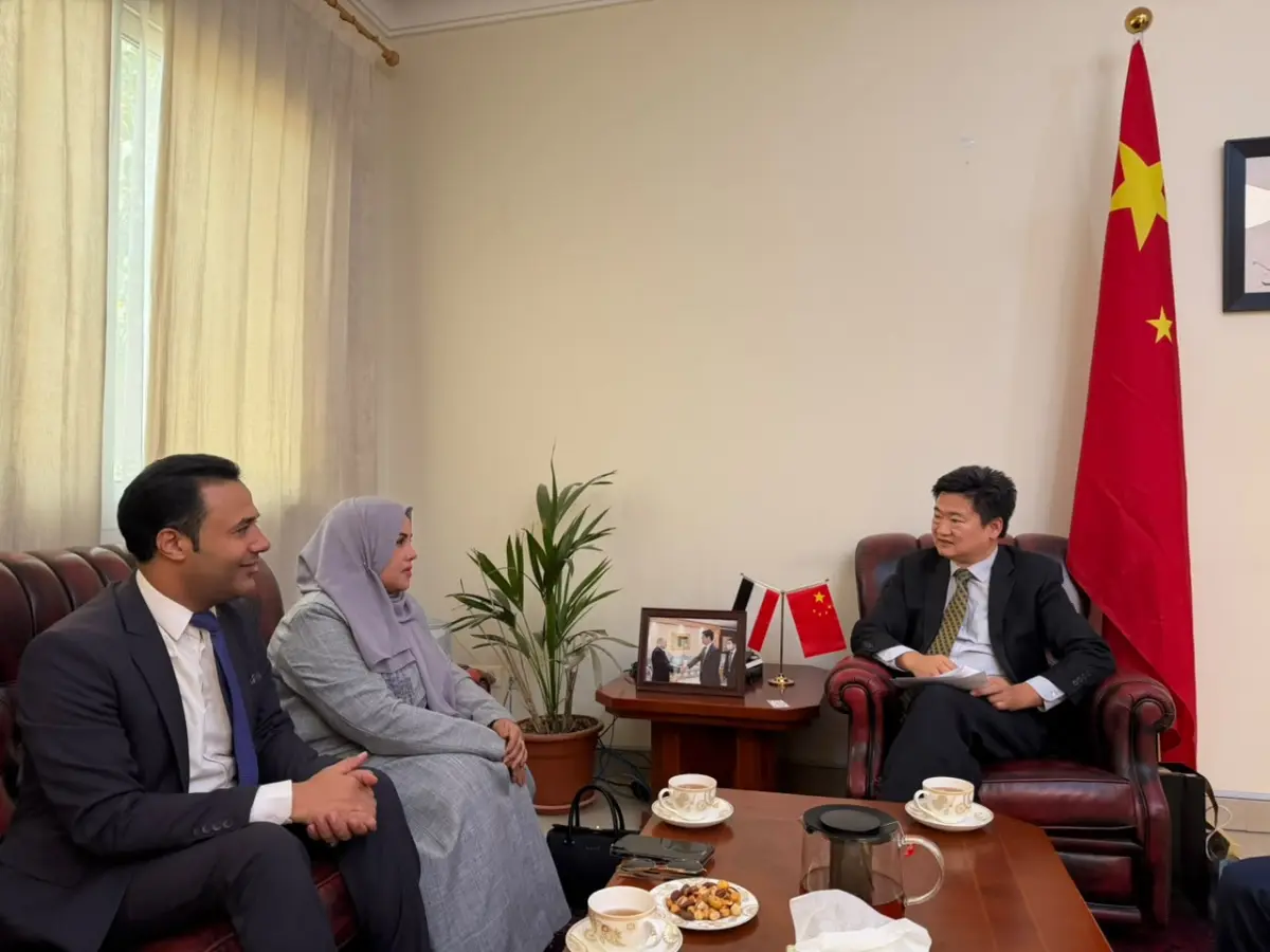 وزير الدولة تبحث مع القائم بأعمال السفارة الصينية...