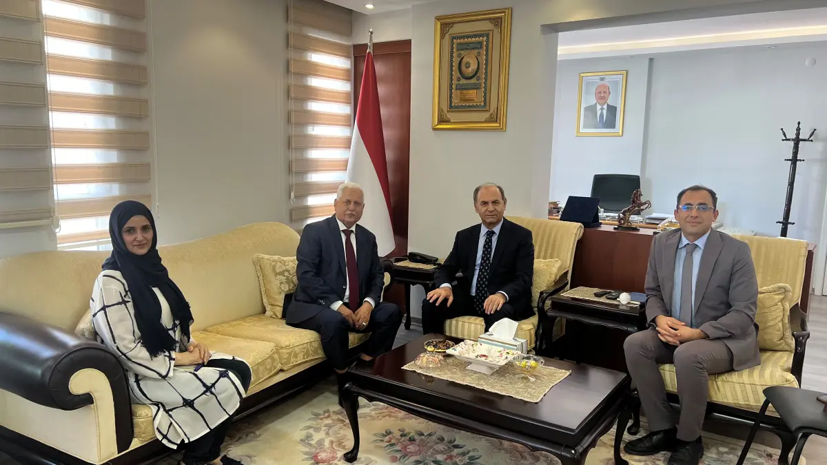 سفير اليمن يبحث مع رئيس جامعة مؤسسة الطيران التركية تعزيز التعاون الأكاديمي