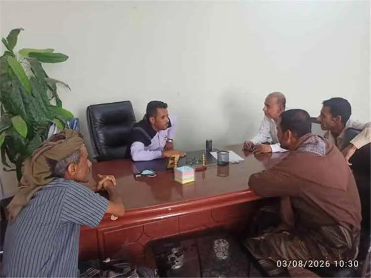 مدير عام زنجبار يبحث مع مدير مؤسسة المياه بأبين تحسين خدمة المياه في حي الفلوجة الشرقية وتنفيذ حملة نظافة في الحي