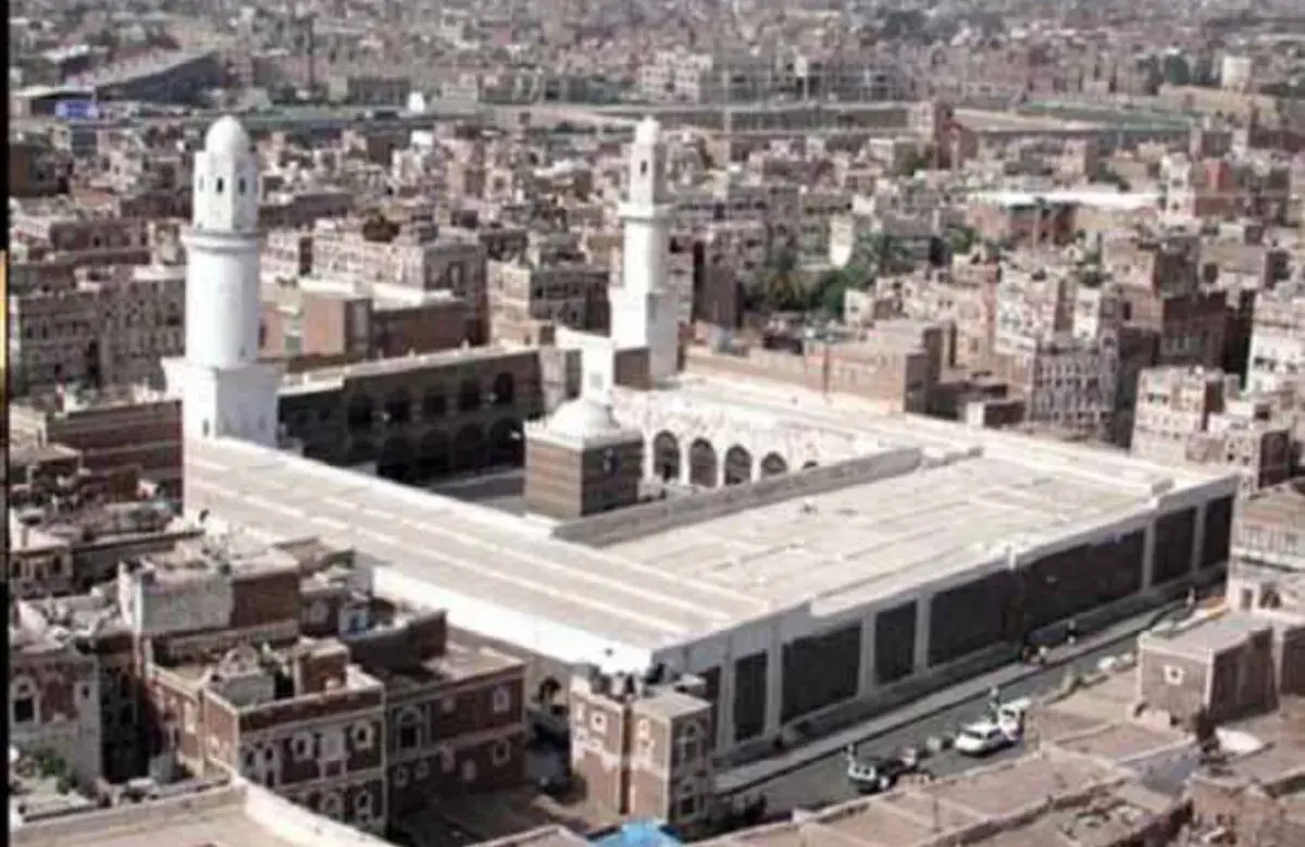 عصابة الحوثي تعبث بأوقاف صنعاء القديمة وتغيّر طابع...