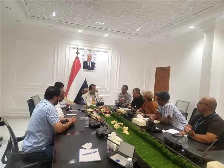 السلطة المحلية بمأرب وبرنامج الأغذية العالمي يبحثا...