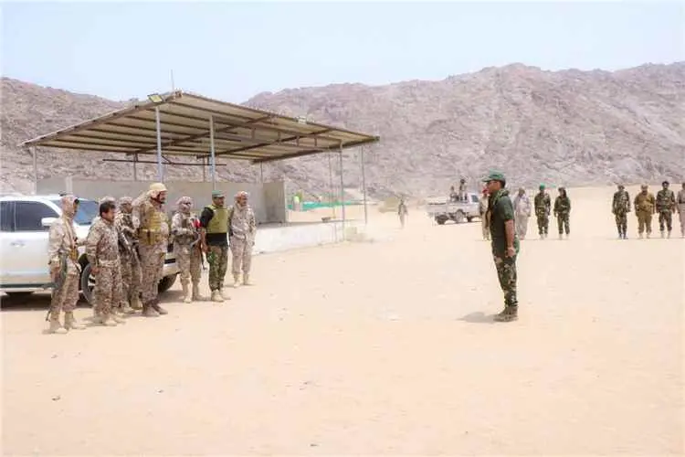 القائد العام لقوات دفاع شبوة يتفقد جبهة مرخة العلي...