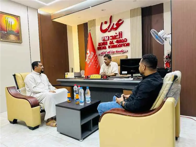 مقدم برنامج “جذور حضرمية” يزور مؤسسة عدن الغد ويبح...