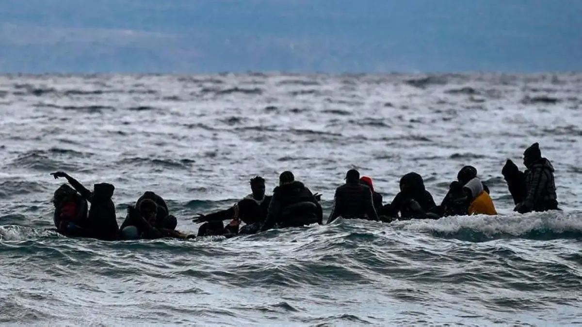 فرنسا.. إنقاذ 157 شخصاً من قارب مهاجرين مشتعل