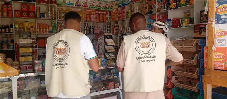 استمرار الحملات الميدانية لمكتب الصناعة والتجارة بساحل حضرموت تستهدف  منطقة خلف بمدينة المكلا