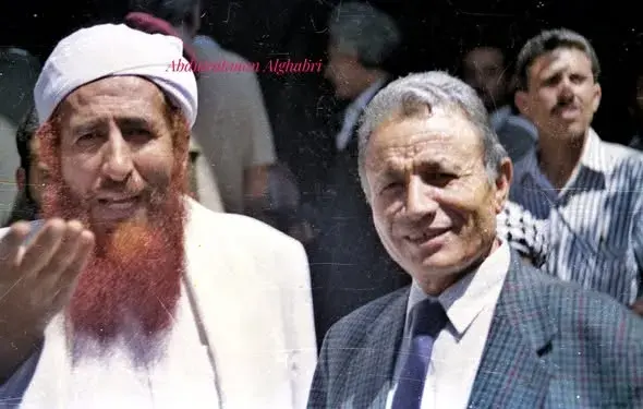 شاهد صورة نادرة للقيادي الإشتراكي الراحل يحي الشامي مع رجل دين يمني بارز حاول منع المصور من التقاطها