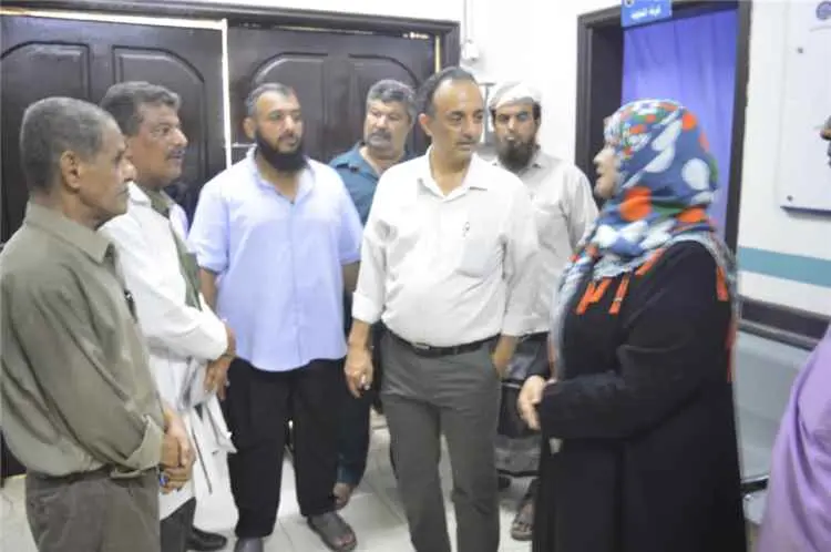 مدير صحة عدن يدشن مخيم طبي مجاني للعيون في التواهي...