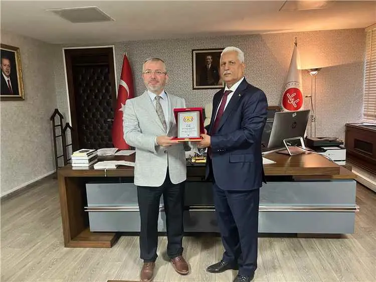 سفير بلادنا يبحث التحضيرات للمنتدى اليمني–التركي وتعزيز التعاون الثقافي والديني