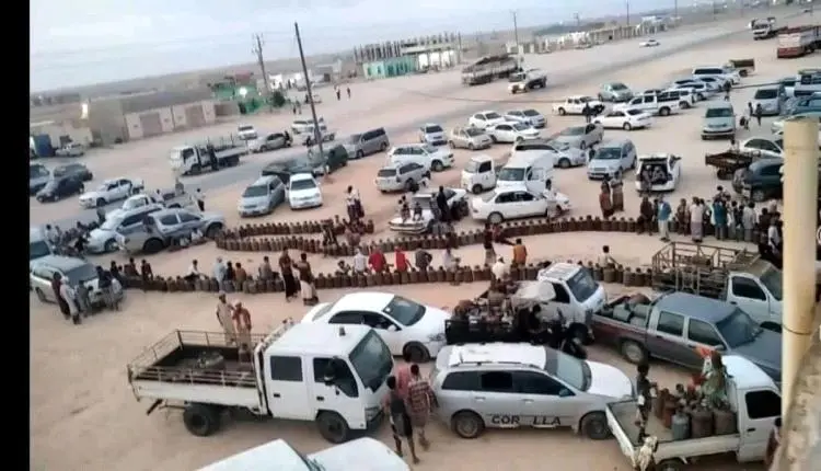 أزمة وقود وغاز خانقة تضرب المهرة.. وتجار السوق الس...