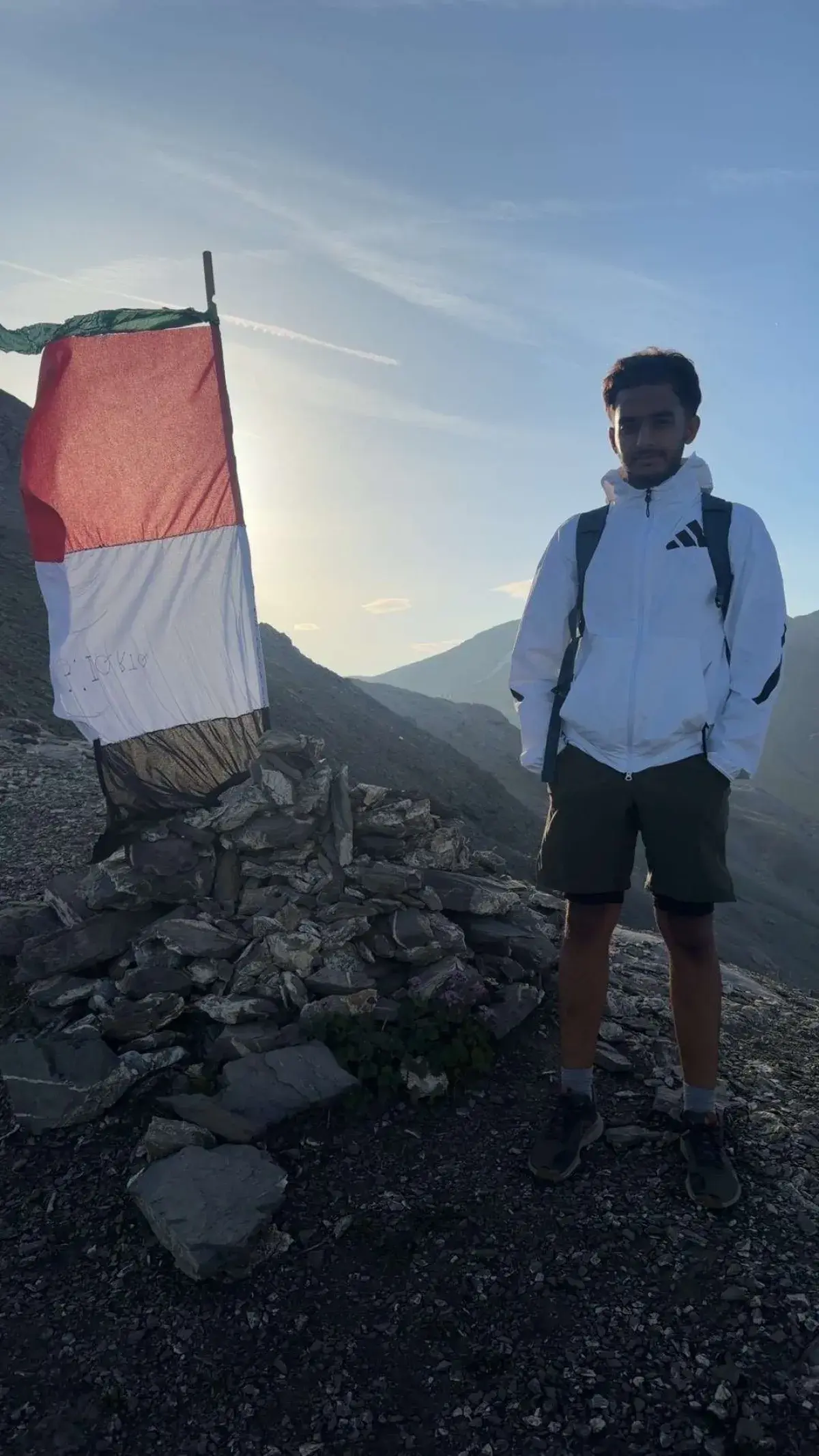 شاب يمني يصل قمة مون بويه في جبال الألب الفرنسية ر...