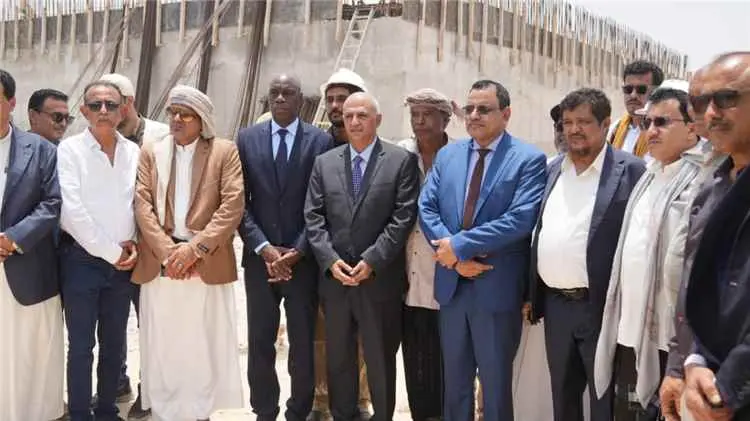 وزيرا المياه والزراعة يتفقدان مشروع الخزان التجميع...