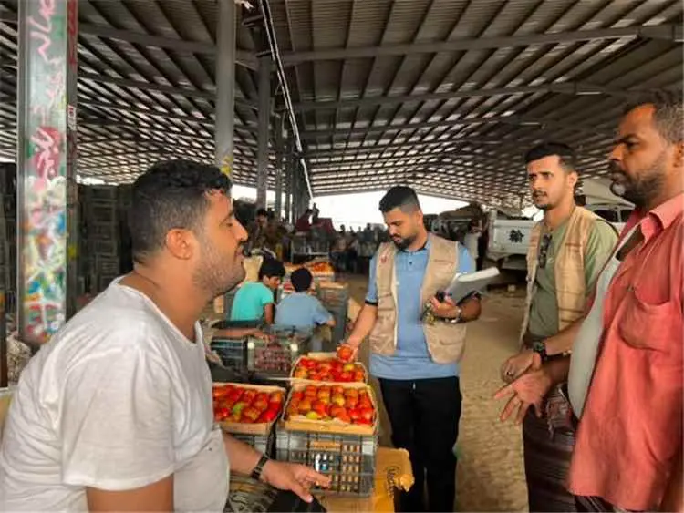 صناعة المنصورة" يُغلق محلات مخالفة بقرارات نيابية ويُمهل وكلاء الخضار 24 ساعة للالتزام بالفواتير