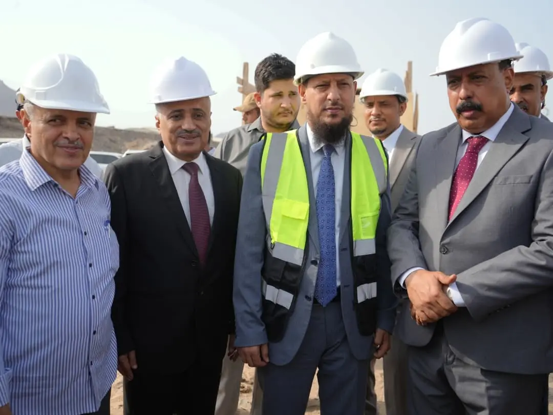 وزير الأشغال ومحافظ عدن يدشنان مشروع صيانة وترميم...