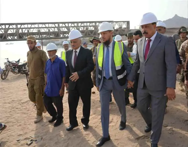 العقربي وشيخ يدشنان مشروع تأهيل جسر البريقة القديم...