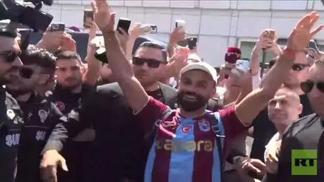 تركيا.. وصول محمد صلاح إلى إسطنبول مرتديا زي نادي...