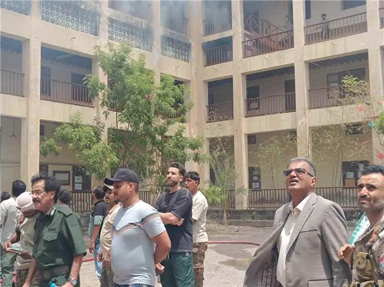 مدير عام المعلا يتابع ميدانياً حريق كلية الحاسوب ويؤكد سرعة الاستجابة واستكمال الإجراءات