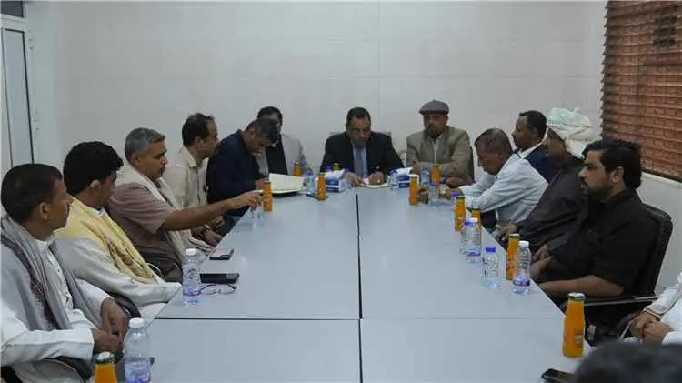 ضمن زيارته للمهرة.. الوزير السقطري يناقش مع القطاع...