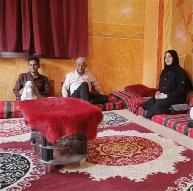 وكيلة حضرموت لشؤون المرأة تزور أسرة الفنان الراحل...