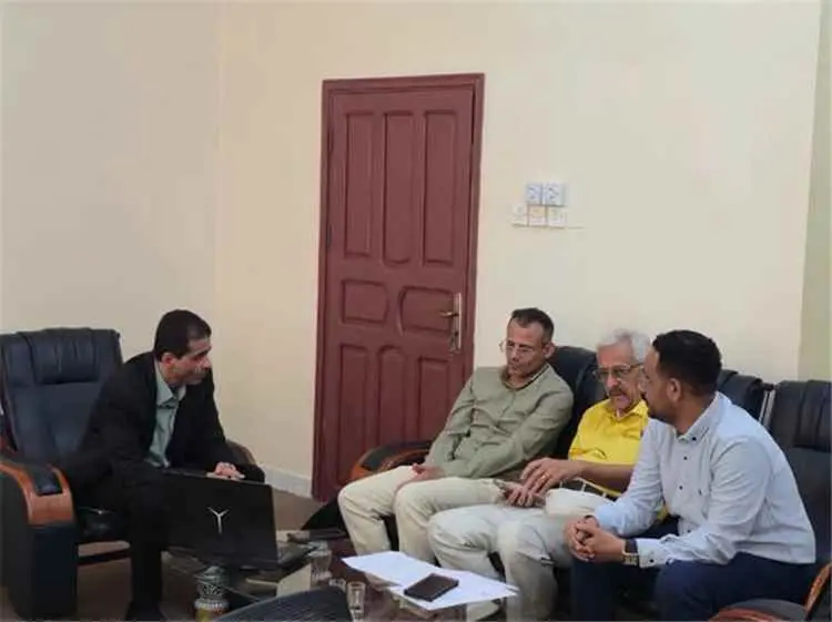 وكيل حضرموت للشؤون المالية والإدارية يشيد بالأنظمة الإلكترونية ودورها في تعزيز كفاءة العمل الحكومي