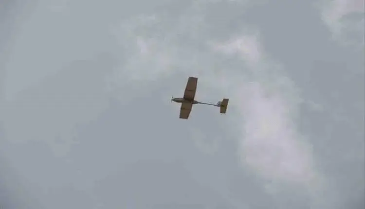 بالفيديو.. مسيرة حوثية تحوم في سماء المكلا