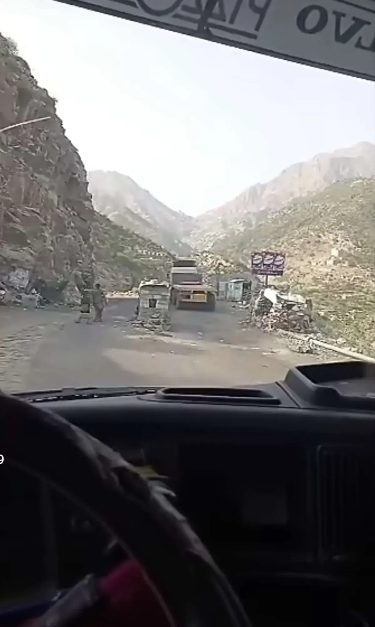 الحوثيون يواصلون نهب وقود الشاحنات وإثقال كاهل الس...