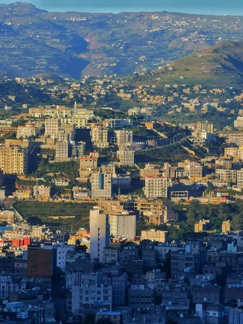 شيخ قبلي بارز يهاجم الحوثيين ويتحدث عن نهبهم للأرا...