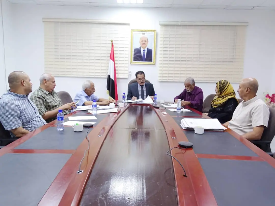 اجتماع في عدن يناقش استكمال إجراءات منح إجازة مزاو...