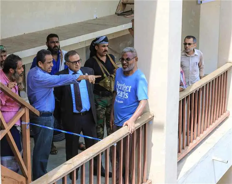 رئيس جامعة عدن يتفقد كلية الحاسوب ويطّلع على آثار...
