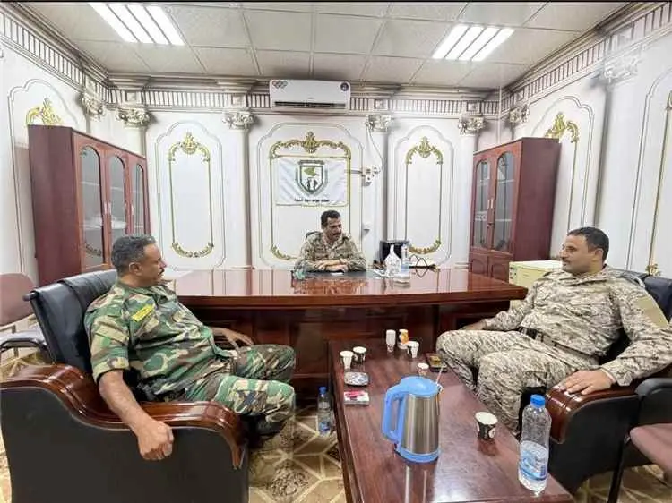 القائد العام لقوات دفاع شبوة يلتقي قائدَي اللواءين...